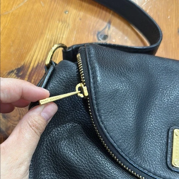 Marc Jacobs Leather Black Crossbody Bag with Adjustable Strap and Slouchy Design - Picture 4 of 11